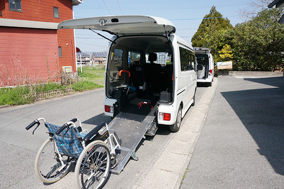 写真：送迎車