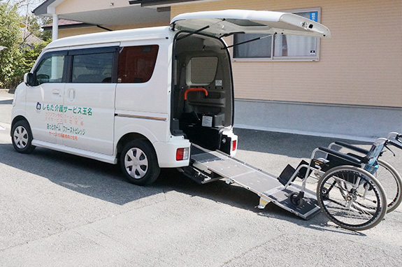 写真：送迎車